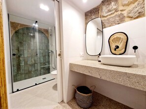 Dusche, Haartrockner, Handtücher, Seife