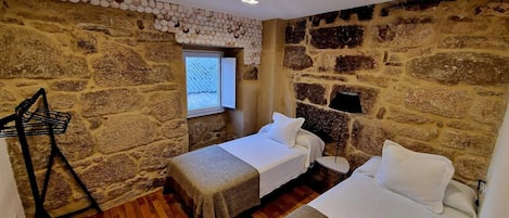 1 chambre, fer et planche à repasser, Wi-Fi, draps fournis