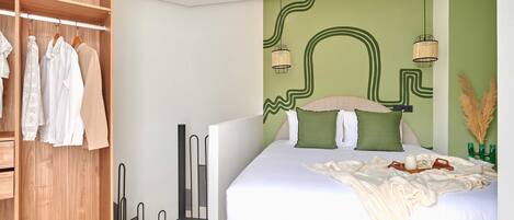 Un dormitorio con cama, armario de madera y diseño de pared verde.