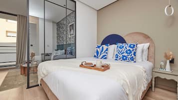 1 chambre, fer et planche à repasser, lits bébé (gratuits)