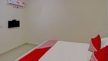 Deluxe Double Room | Desk, free WiFi, bed sheets