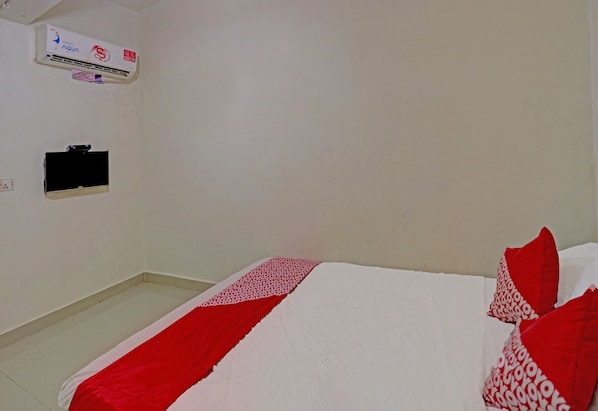 Deluxe Double Room | Desk, free WiFi, bed sheets