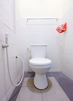 Chambre Double Deluxe | Salle de bain | Douche, douche à « effet pluie », bidet, savon