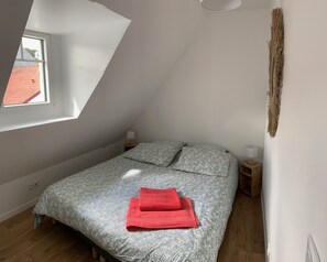 2 bedrooms, travel cot, free WiFi, bed sheets