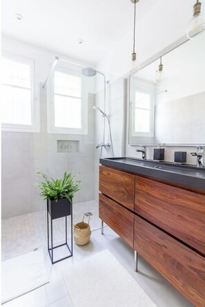 Serviettes fournies, papier toilette