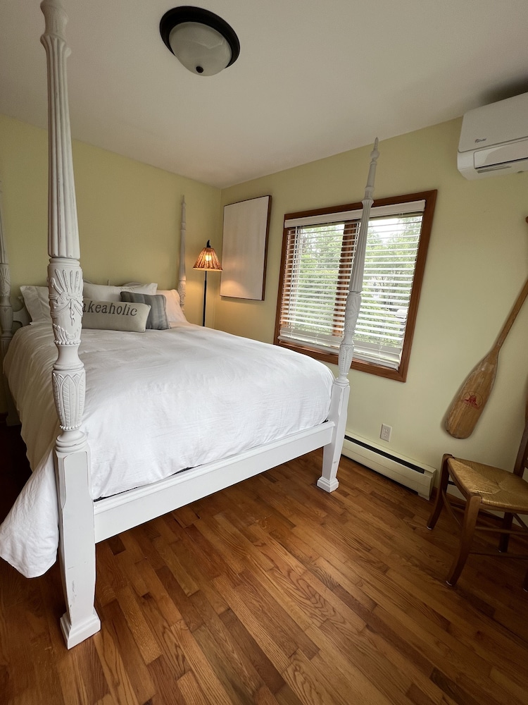 A cheerful, bright lake getaway Paw Paw Lake Vrbo