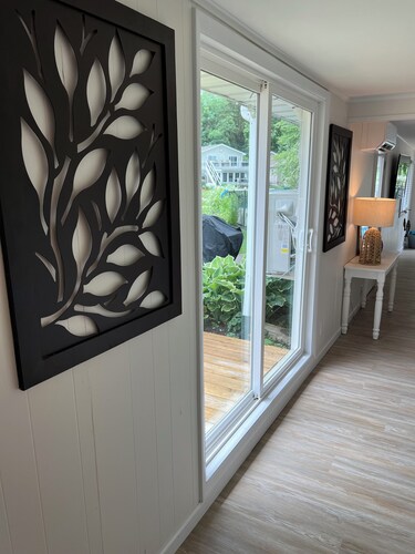 A cheerful, bright lake getaway