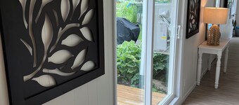 A cheerful, bright lake getaway