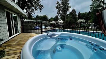 Bain à remous extérieur