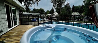 A cheerful, bright lake getaway