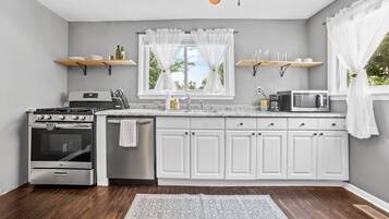 Réfrigérateur, micro-ondes, four, lave-vaisselle