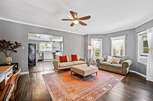 Artistic apartment with pool, 5-min to downtown