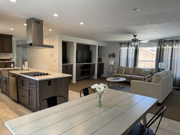 Smart TV, fireplace