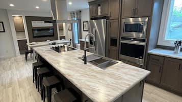 Micro-ondes, four, plaque de cuisson, lave-vaisselle