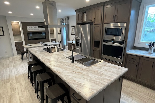 Mikrobølgeovn, ovn, kokeplater og oppvaskmaskin