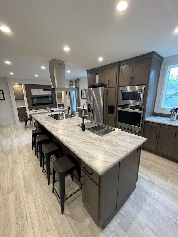 Micro-ondes, four, plaque de cuisson, lave-vaisselle