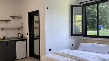 Basic Room | Egyptian cotton sheets, premium bedding, free WiFi