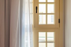 Individuelt dekorert, skrivebord for bærbar PC og blendingsgardiner