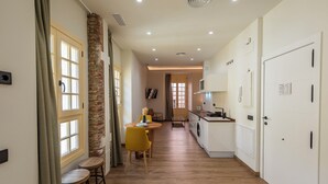 Un pasillo estrecho con comedor, cocina y baño.