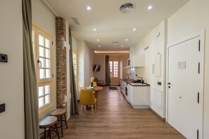 Departamento urbano | Cocina privada | Frigobar, microondas, parrilla de estufa y cafetera y tetera