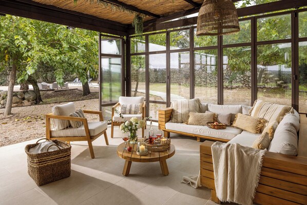 Televisión y chimenea 