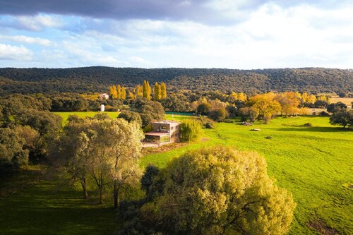 Renovated house with pool on a private in Toledo. Views of the Sierra de Gredos.