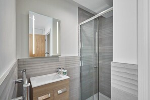 Bathtub, hair dryer, towels, soap - Host & Stay | 2 The Mount (Whitby)