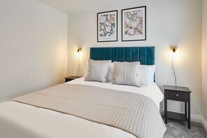 3 bedrooms, desk, iron/ironing board, travel crib - Host & Stay | 2 The Mount (Whitby)