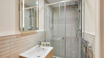 Badewanne, Haartrockner, Handtücher, Shampoo
