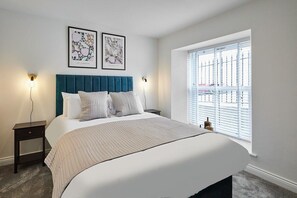 3 bedrooms, desk, iron/ironing board, travel crib - Host & Stay | 2 The Mount (Whitby)