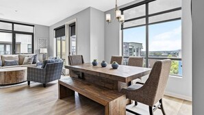Un área de comedor moderna con una mesa de madera, sillas y un banco.