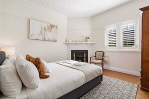 3 bedrooms, iron/ironing board, WiFi, bed sheets - Sampson Cottage | Historic Charm (Orange)