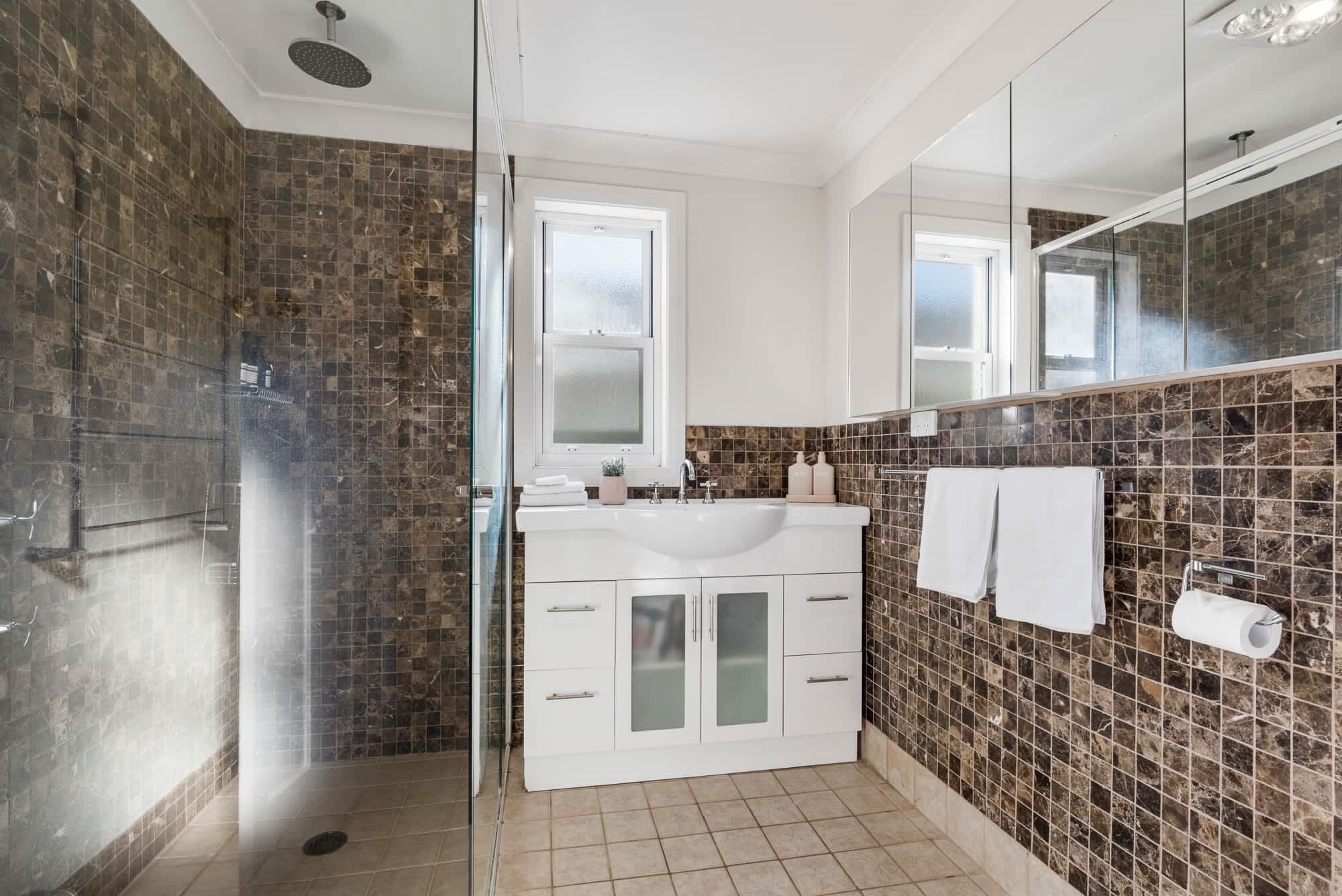 Douche, sèche-cheveux, serviettes fournies, shampoing