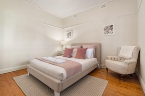 3 bedrooms, iron/ironing board, WiFi, bed sheets - Sampson Cottage | Historic Charm (Orange)