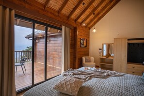 Escriptori, espai de treball apte per a portàtils i wifi gratuïta 