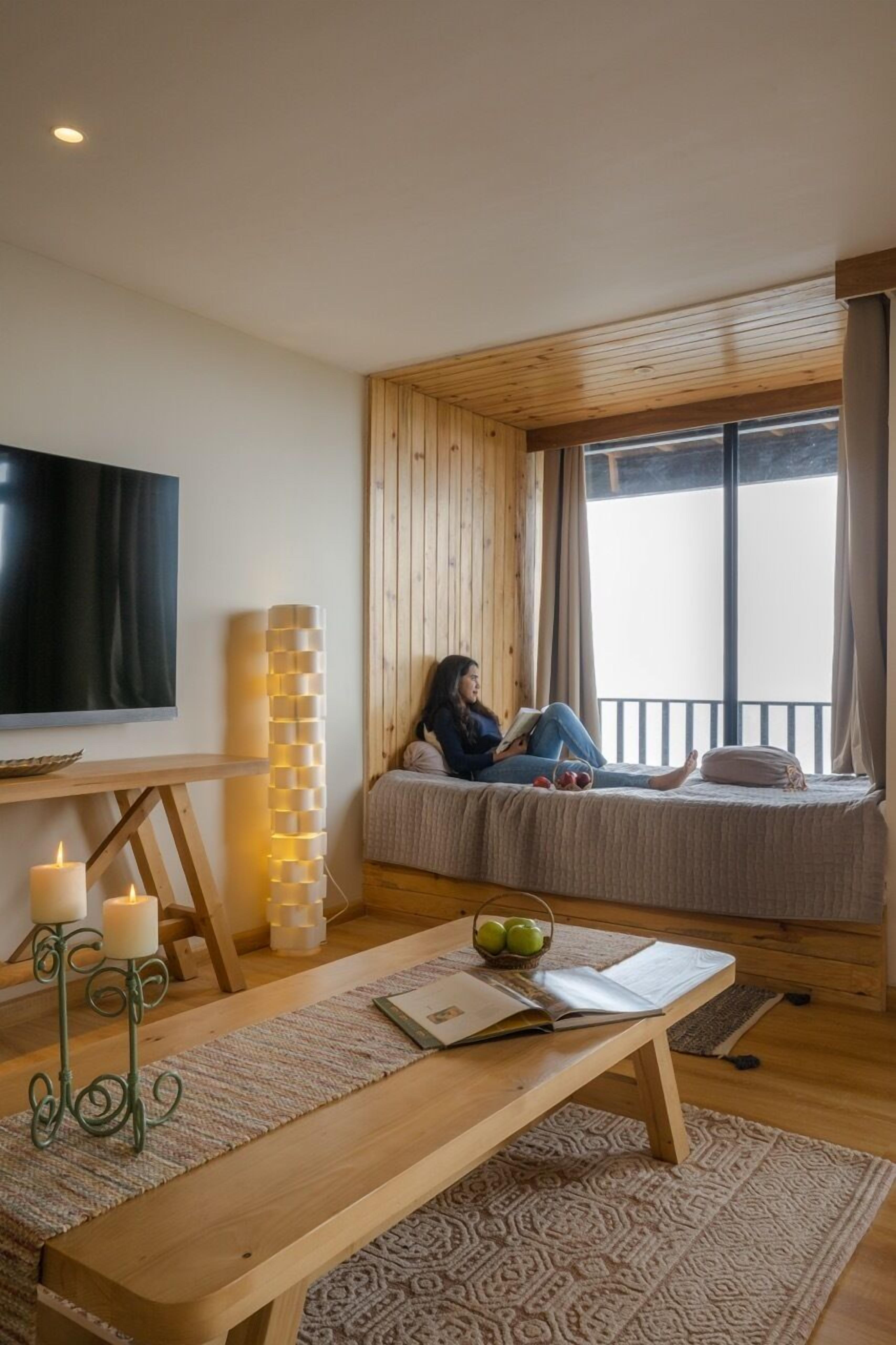 Executive Suite | Living area | Fireplace