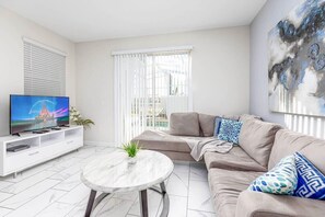 Smart-TV, Tischtennisplatte, Arbeitsbereiche