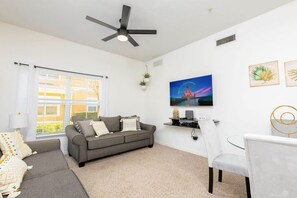 Smart TV, offices - Gated Resort, Pool, Near Disney & Universal! (Kissimmee)