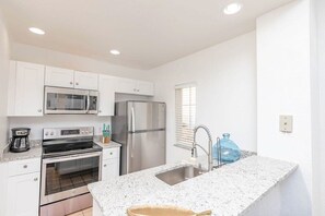 Fridge, microwave, oven, stovetop - Gated Resort, Pool, Near Disney & Universal! (Kissimmee)