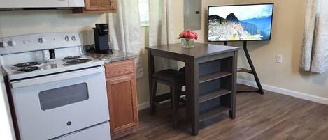 Kjøleskap, mikrobølgeovn, ovn og kokeplater