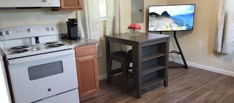 Charming 1BR Efficiency Apt Near TTU & Downtown