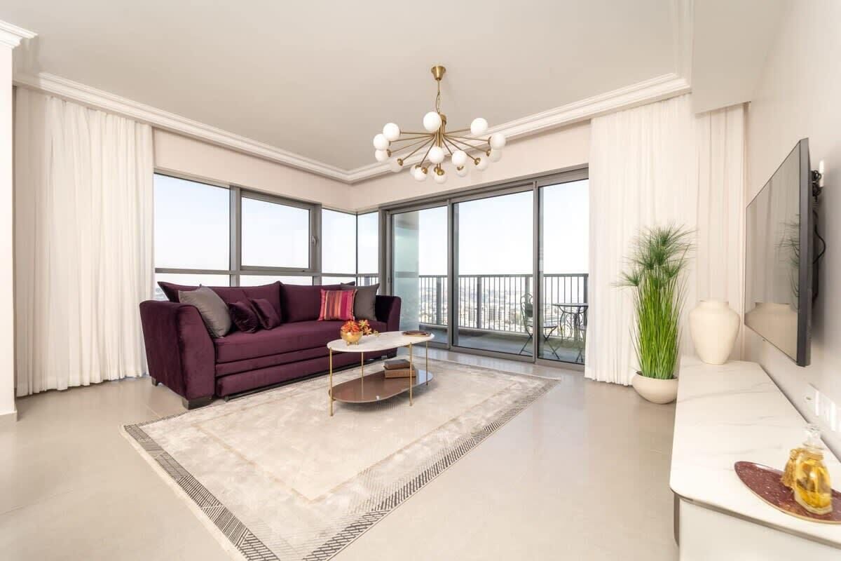 Una televisión, una oficina