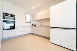 Geladeira, micro-ondas, fogão, cooktop