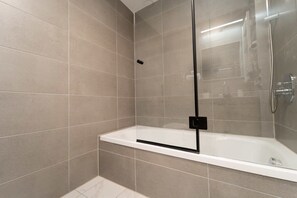 Badewanne, Haartrockner, Handtücher