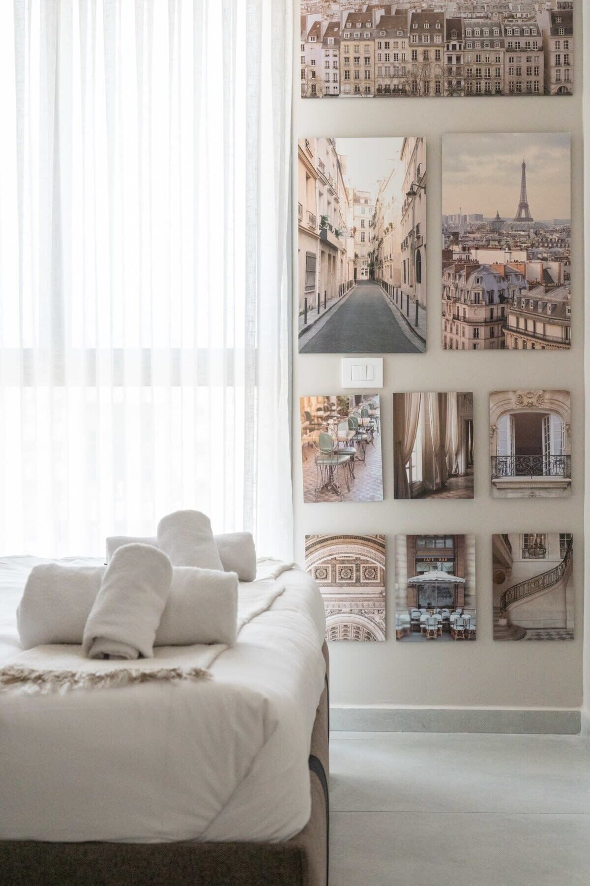 1 chambre, bureau, fer et planche à repasser, lit parapluie