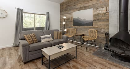 Abbot 19-Modern Condo, Wood Fireplace, Bikes, Perfect for 4