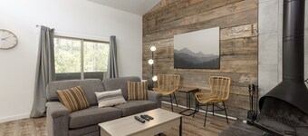 Abbot 19-Modern Condo, Wood Fireplace, Bikes, Perfect for 4