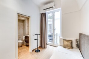 Classic Triple Room | Free WiFi - Domus Partenopea  (Naples)