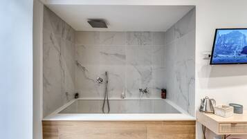 Quarto triplo superior | Banheiro | Chuveiro, secador de cabelo, toalhas de banho
