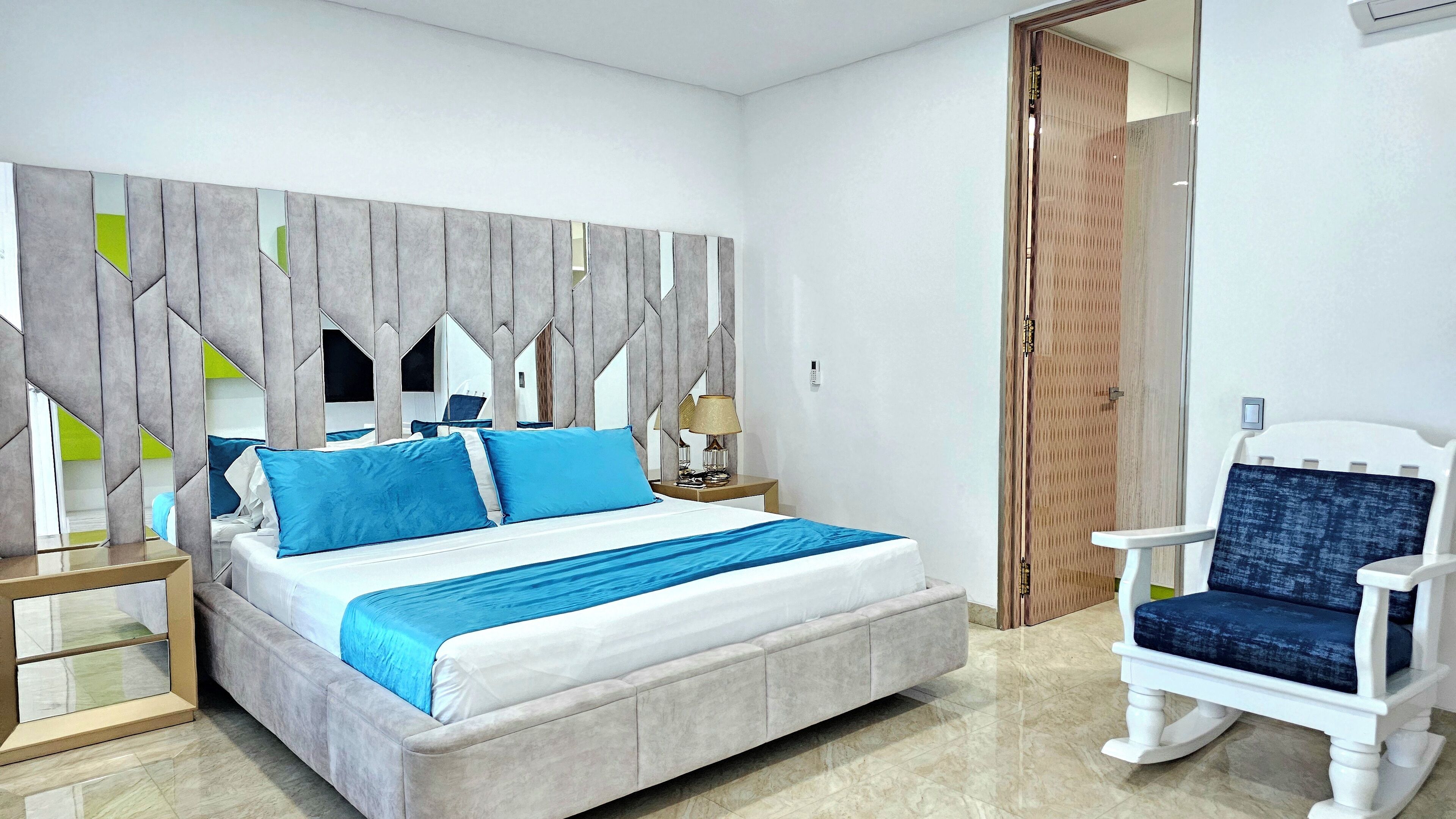 Suite junior | 1 dormitorio, ropa de cama de alta calidad, minibar y caja fuerte